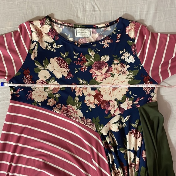 Cute mixed-media assymetrical hem top!! - Picture 5 of 5